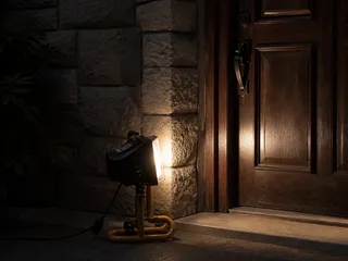 Luz de trabajo sobre una cerradura de vivienda durante un servicio de cerrajero 24 horas en Murcia