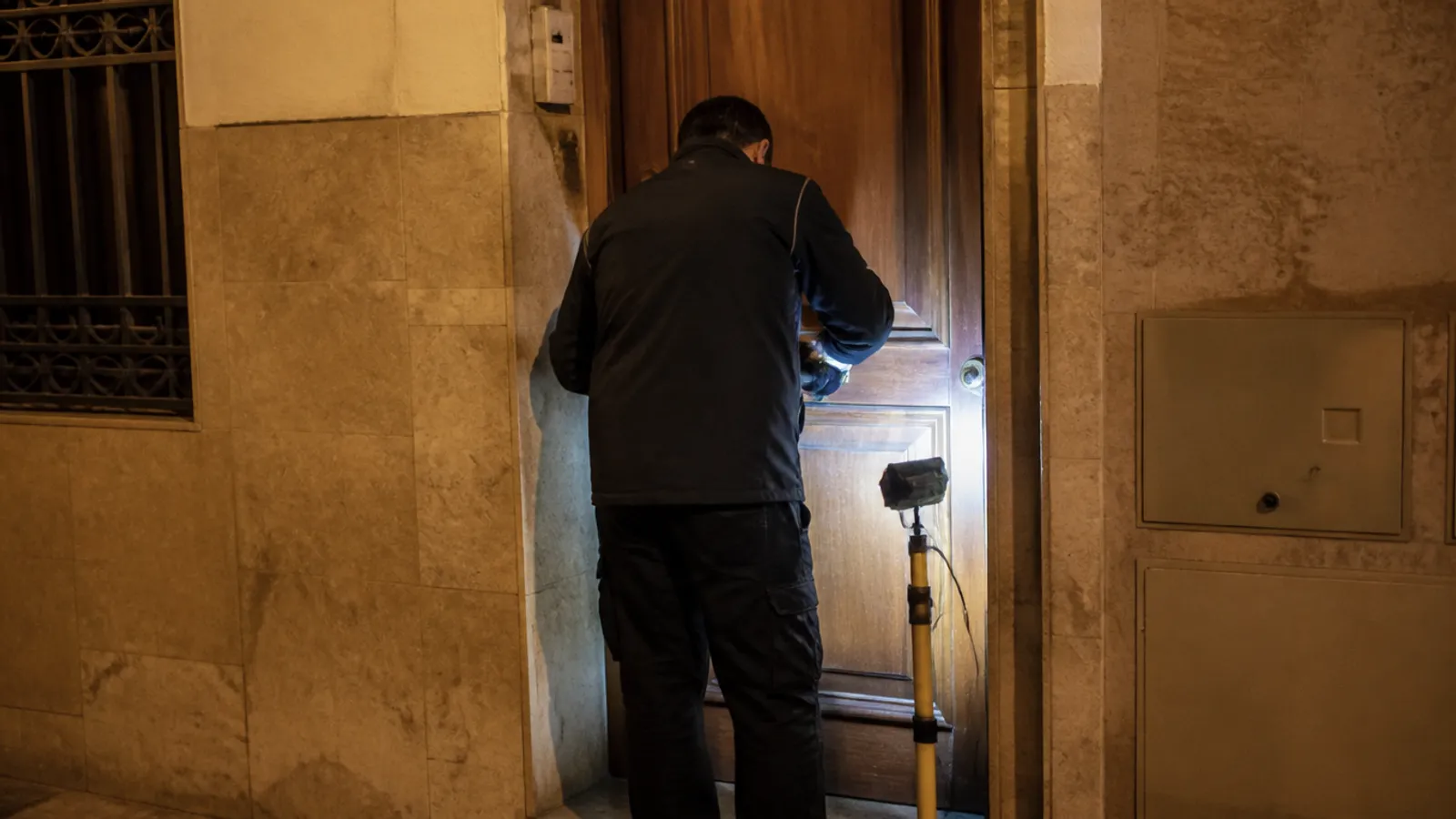 Cerrajero trabajando en la puerta de una vivienda en Murcia